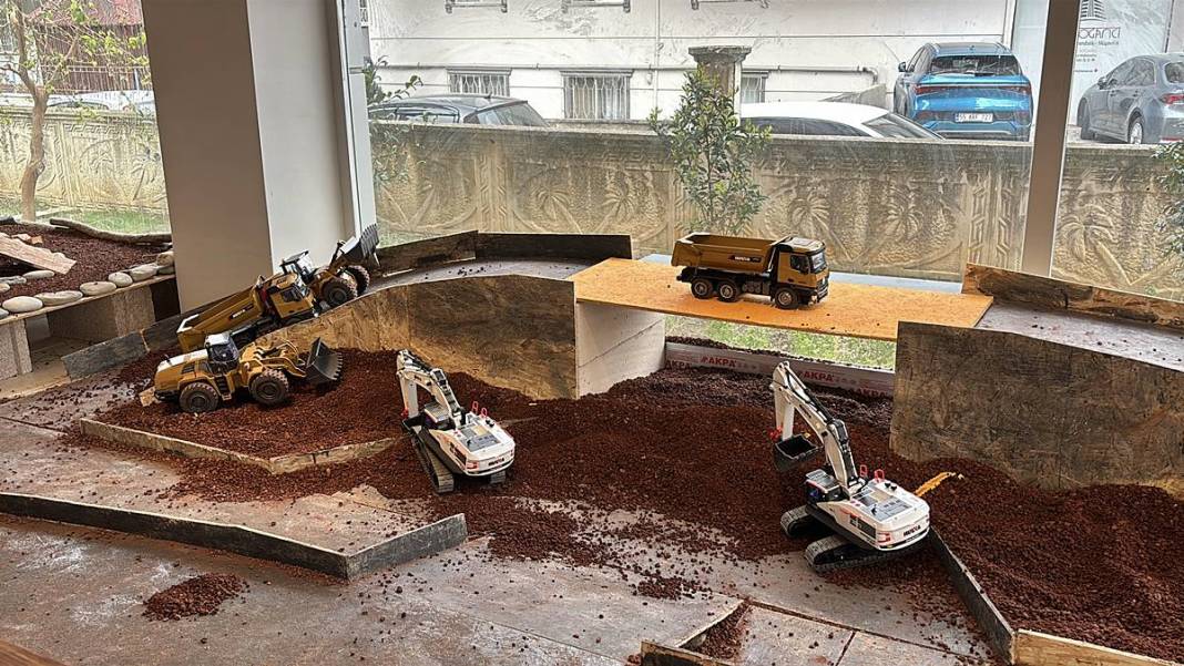 Kafenin ortasına inşaat sahası kurdular: Gençler değil yetişkinler sıraya girdi 7